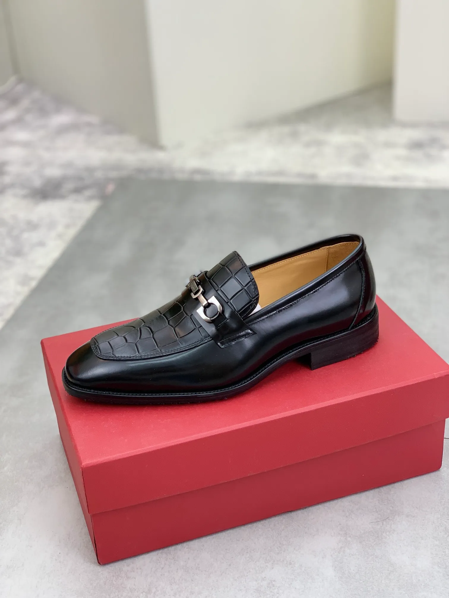 Men's Men's Shoes 💰P460💰[New Style] Water-dyed Niuli 🆘[Salvatore Ferragamo] Ferragamo's latest casual business leather shoes for men! Available at counters simultaneously! The fabric is made of specially imported original pebbled calfskin, and the lining is made of imported water-dyed cowhide. It is absolutely luxurious and leads the fashion trend. Matching code: 38-45 (46 can be customized) multiple colors available
